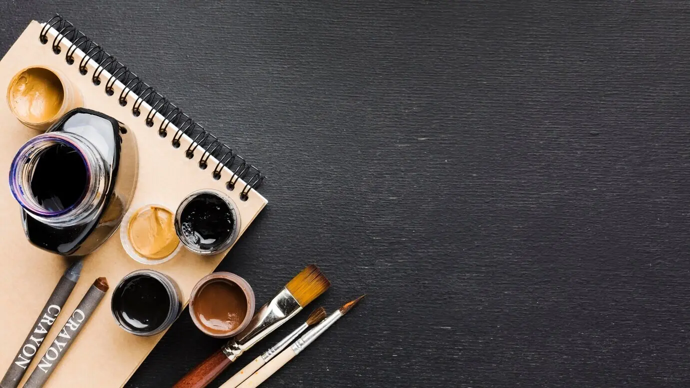 Draufsicht: Tintenfass auf Notizblock, mit Copyspace.